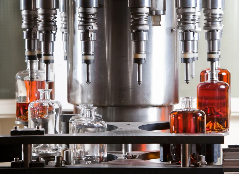 Productielijn van Brands & Drinks waar flessen worden gevuld